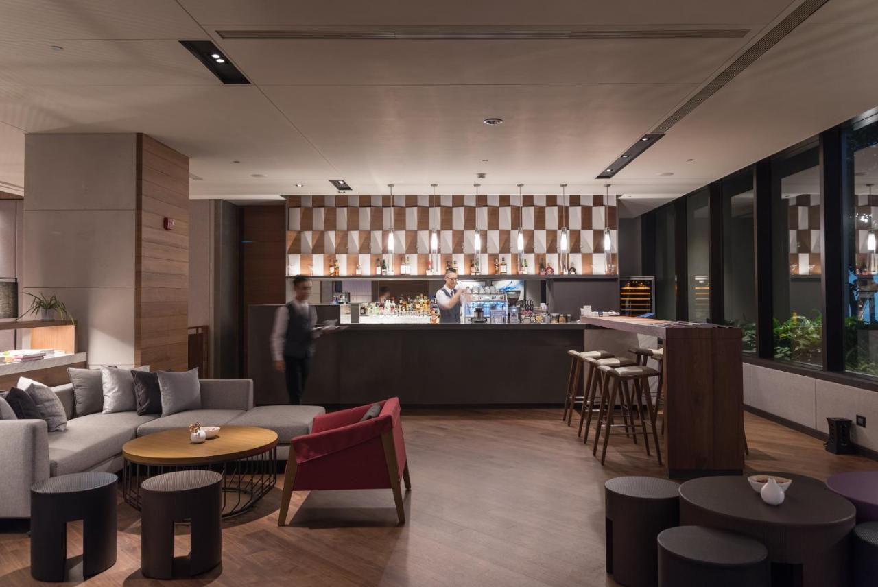 Crowne Plaza Tainan By Ihg Hotel Exterior foto The Lounge at Hong Kong International Airport