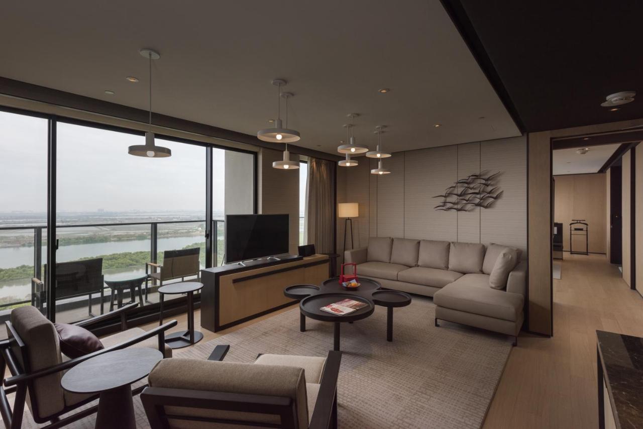 Crowne Plaza Tainan By Ihg Hotel Exterior foto A living room at the hotel