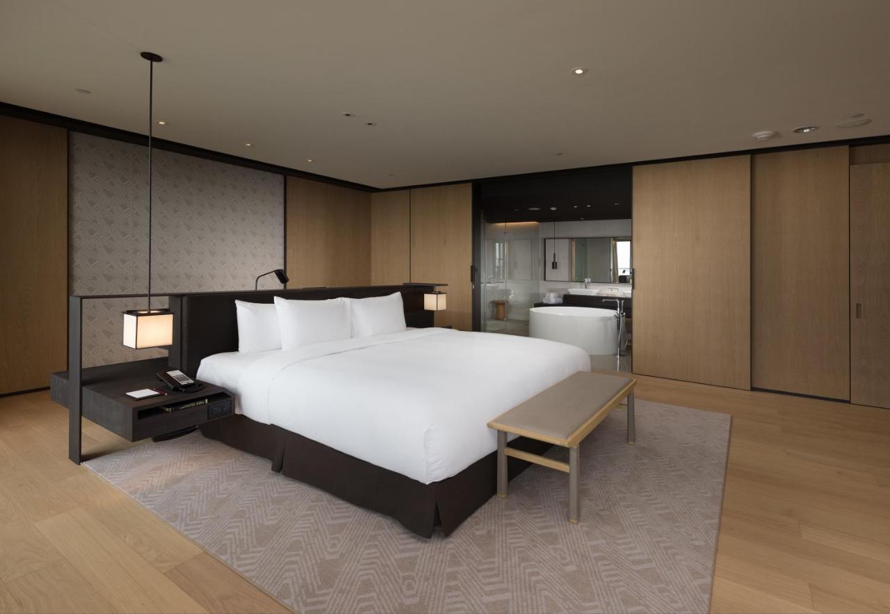Crowne Plaza Tainan By Ihg Hotel Exterior foto A bedroom at The Hari