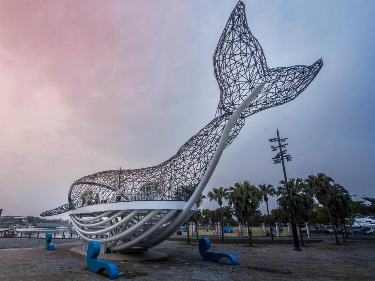 Crowne Plaza Tainan By Ihg Hotel Exterior foto The Whale sculpture at the entrance of the park