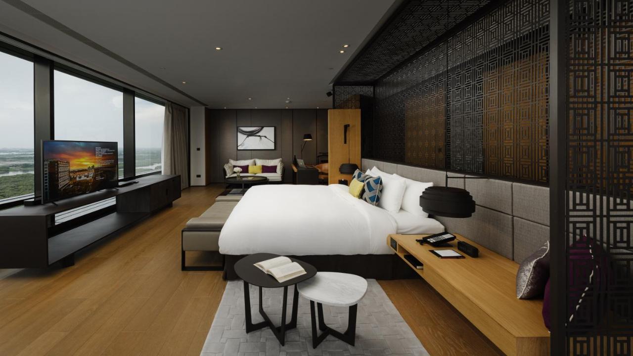 Crowne Plaza Tainan By Ihg Hotel Exterior foto A bedroom at the hotel
