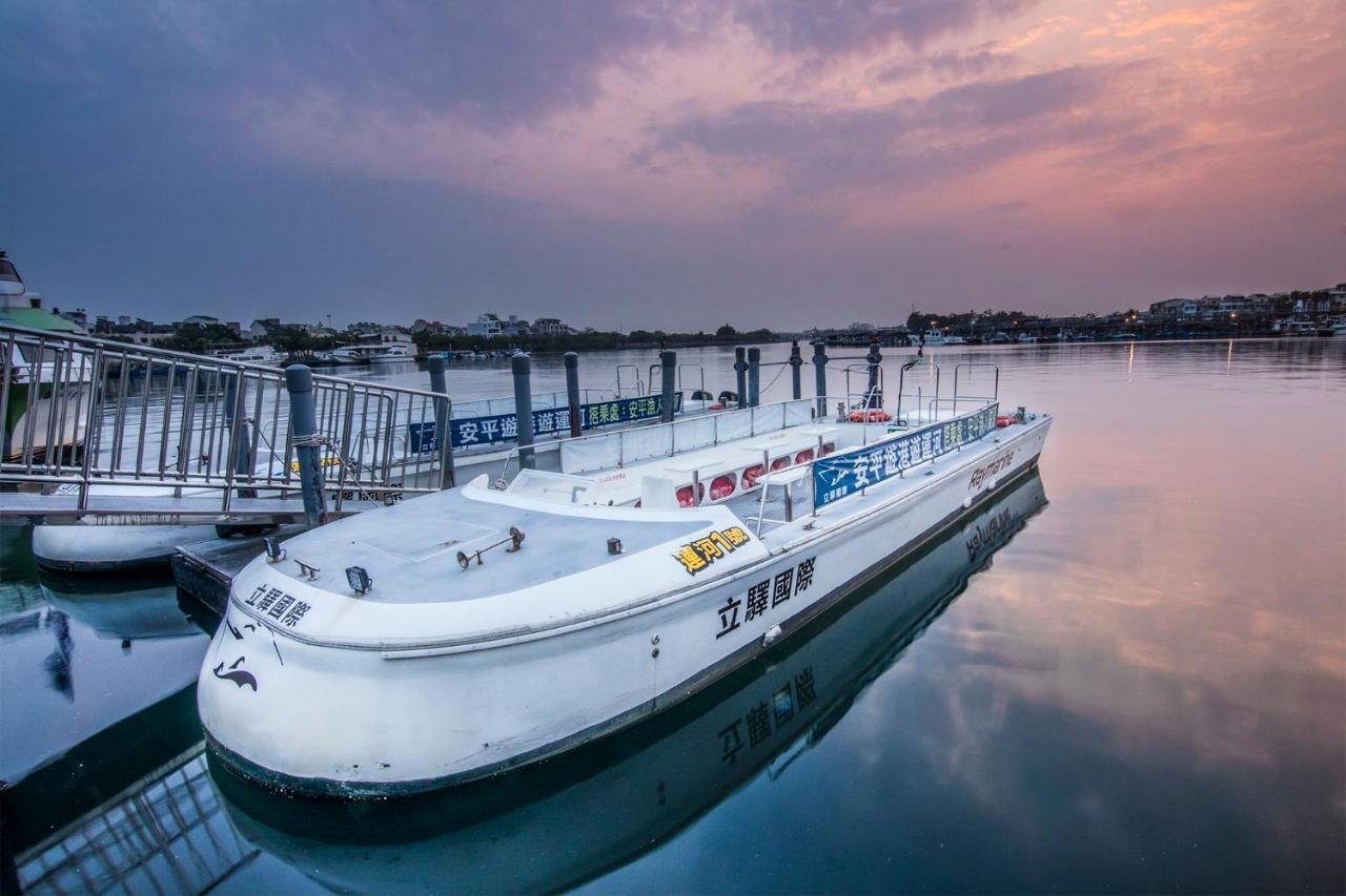 Crowne Plaza Tainan By Ihg Hotel Exterior foto The ferry at the dock