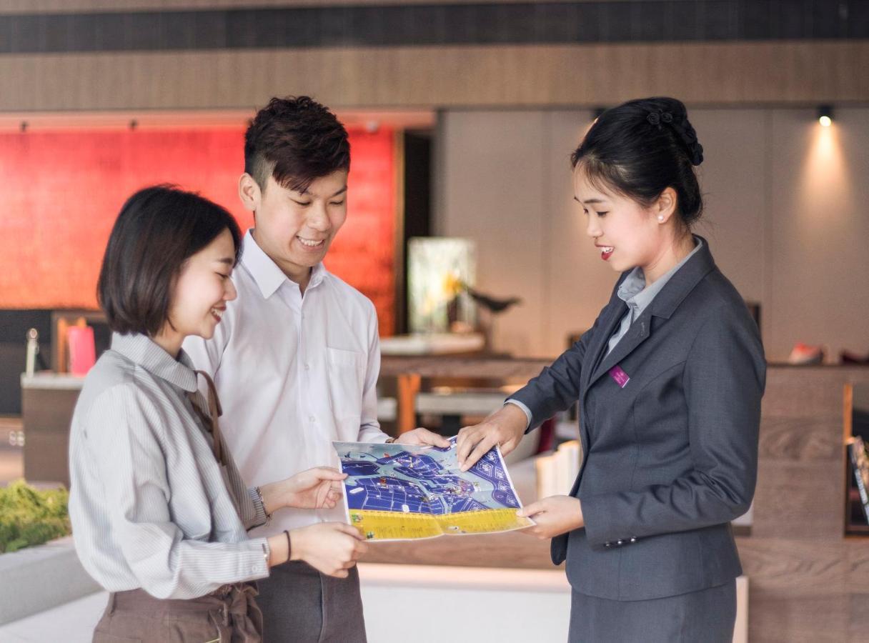 Crowne Plaza Tainan By Ihg Hotel Exterior foto Thai Airways' ground staff at Suvarnabhumi Airport
