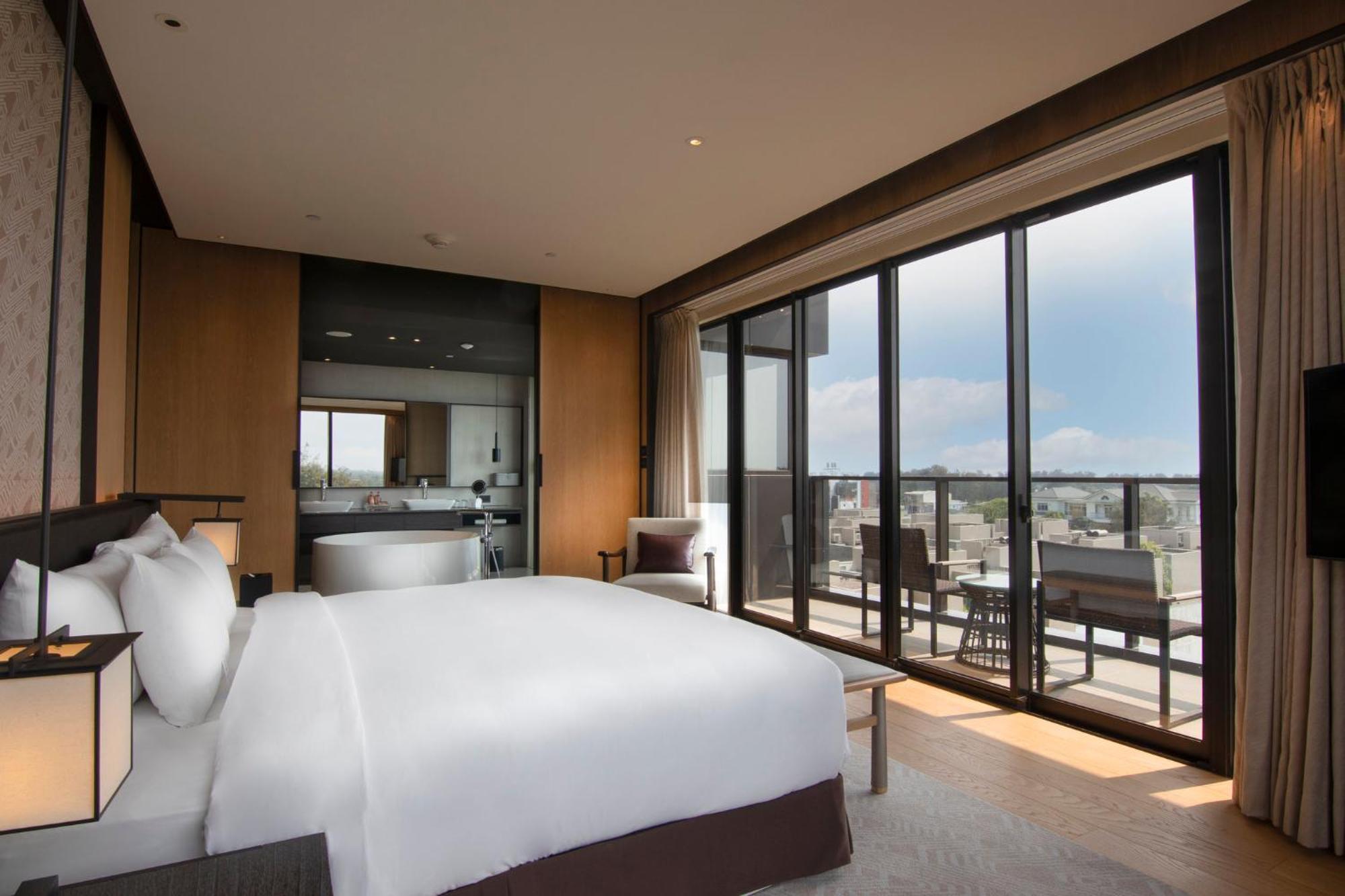 Crowne Plaza Tainan By Ihg Hotel Exterior foto A bedroom at the hotel