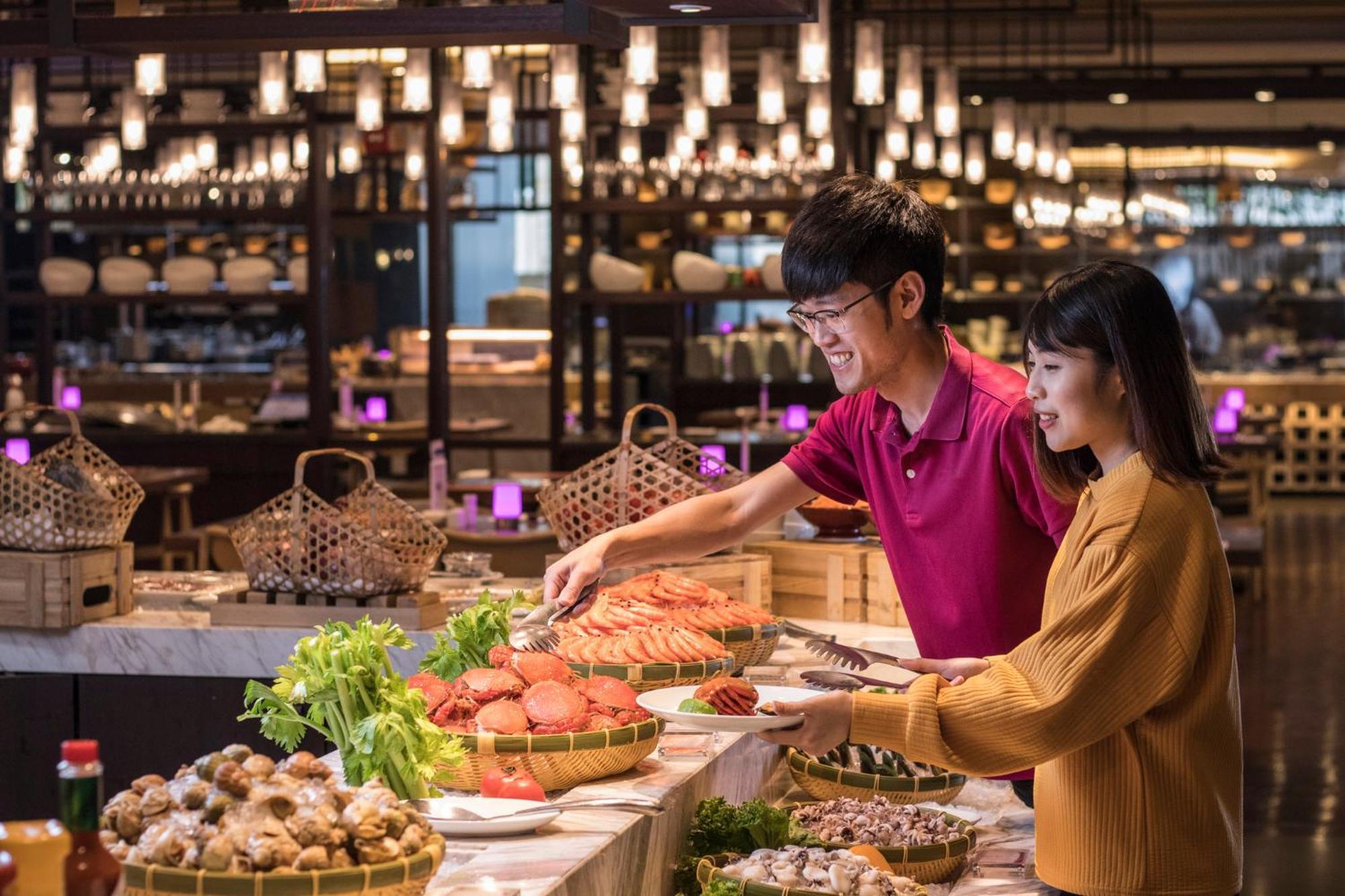 Crowne Plaza Tainan By Ihg Hotel Exterior foto A buffet in Vietnam