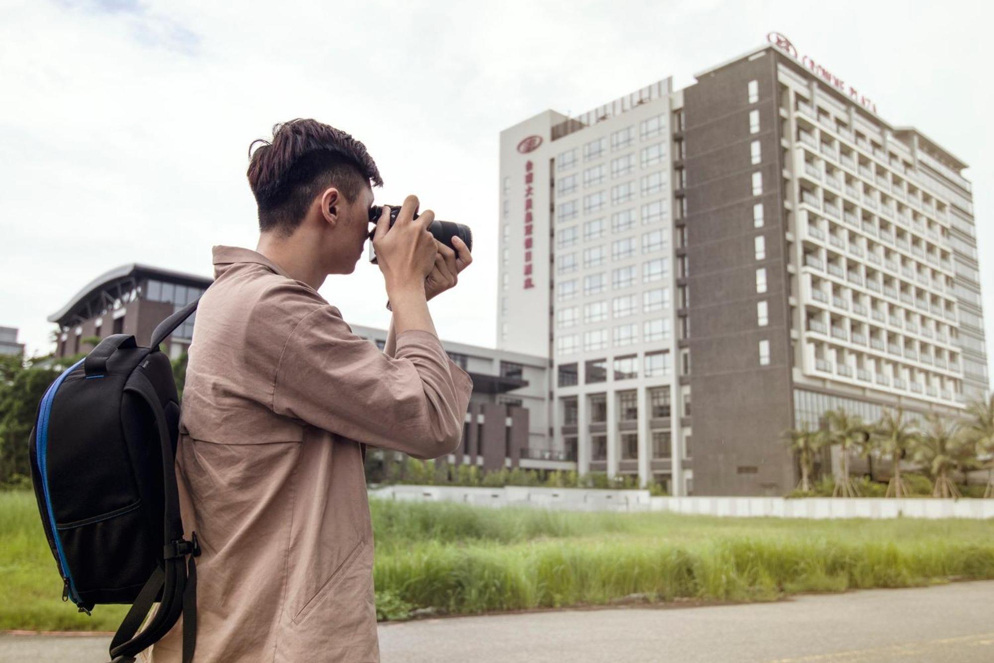 Crowne Plaza Tainan By Ihg Hotel Exterior foto A tourist taking a photo of the hotel