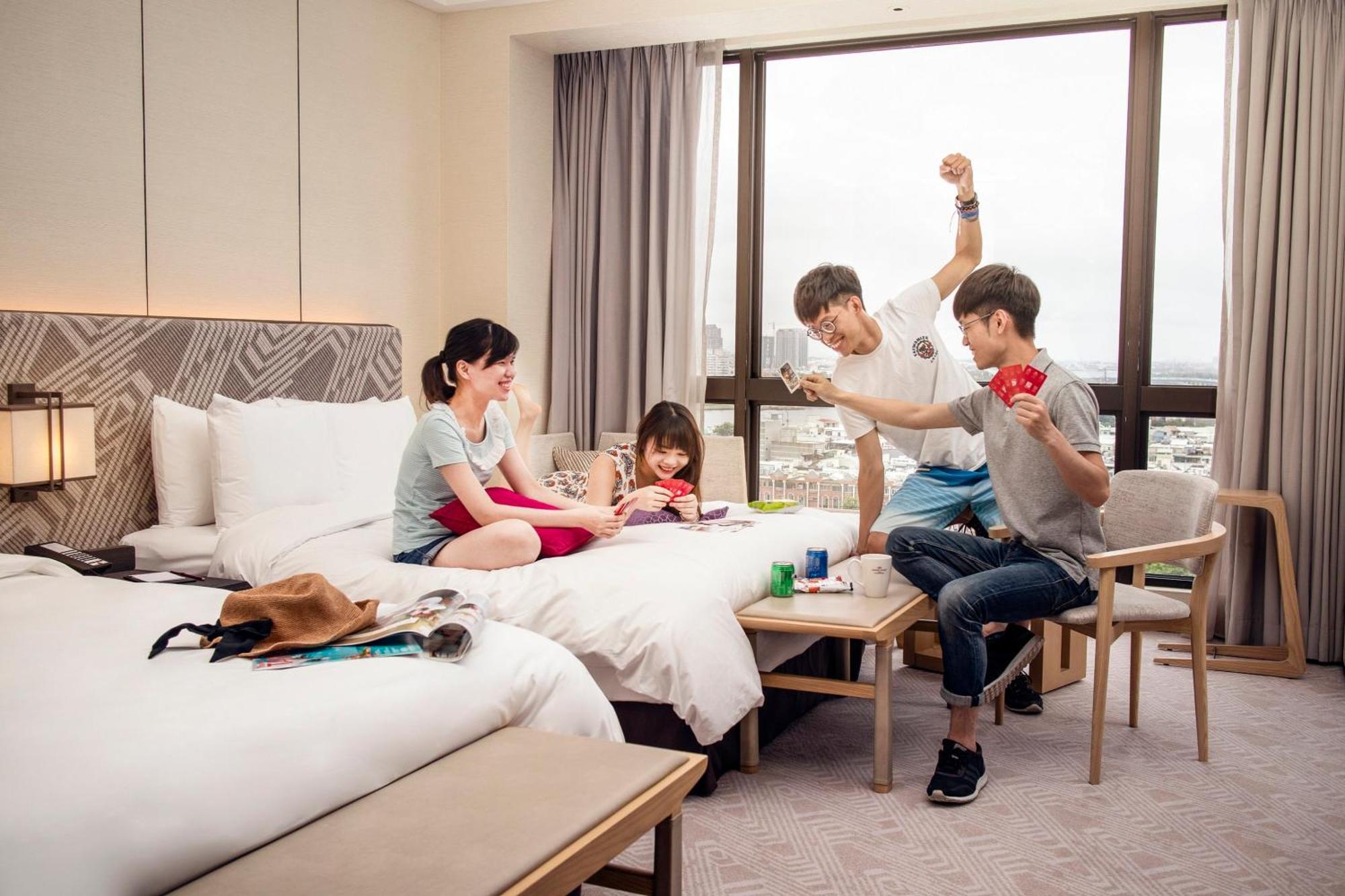 Crowne Plaza Tainan By Ihg Hotel Exterior foto Family room