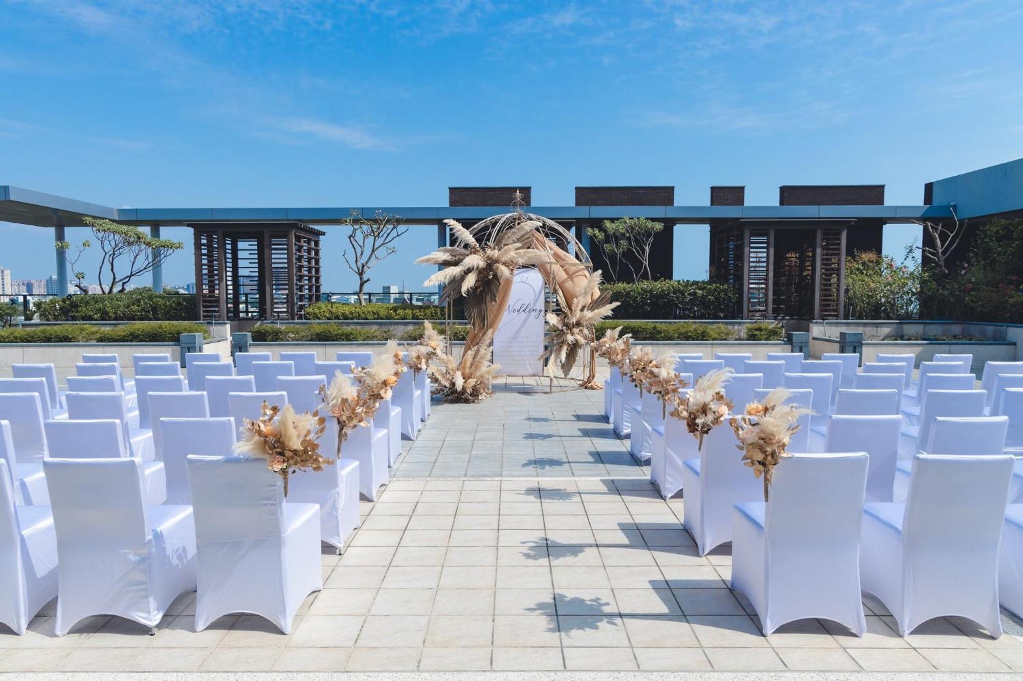Crowne Plaza Tainan By Ihg Hotel Exterior foto The rooftop wedding venue