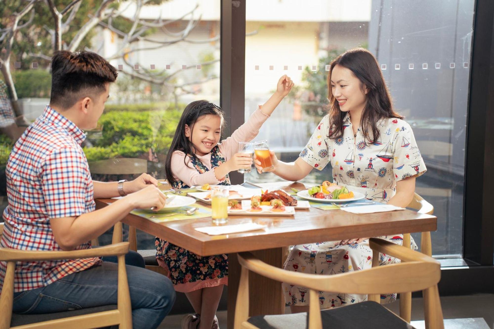 Crowne Plaza Tainan By Ihg Hotel Exterior foto A family in Vietnam