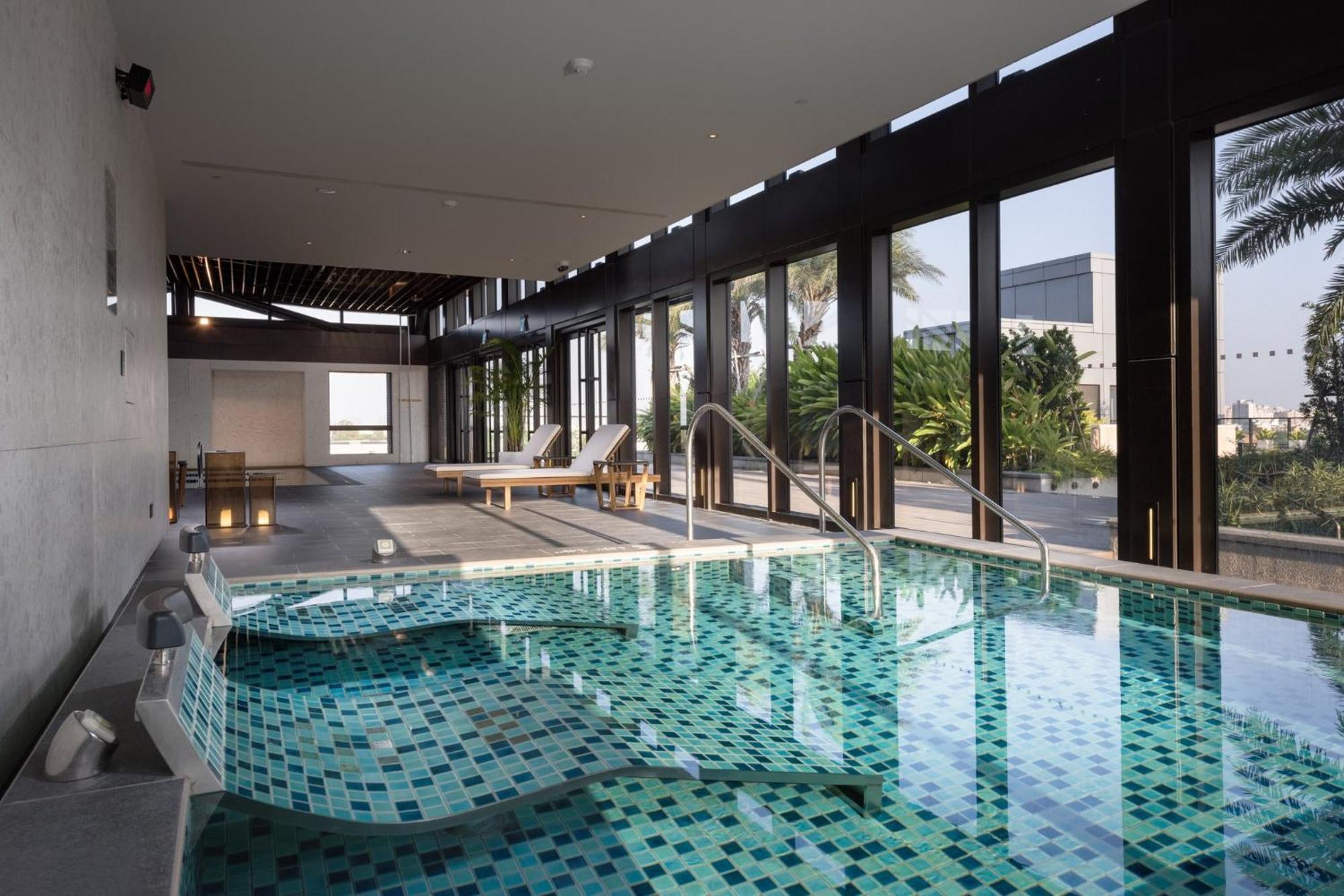 Crowne Plaza Tainan By Ihg Hotel Exterior foto The swimming pool at the spa
