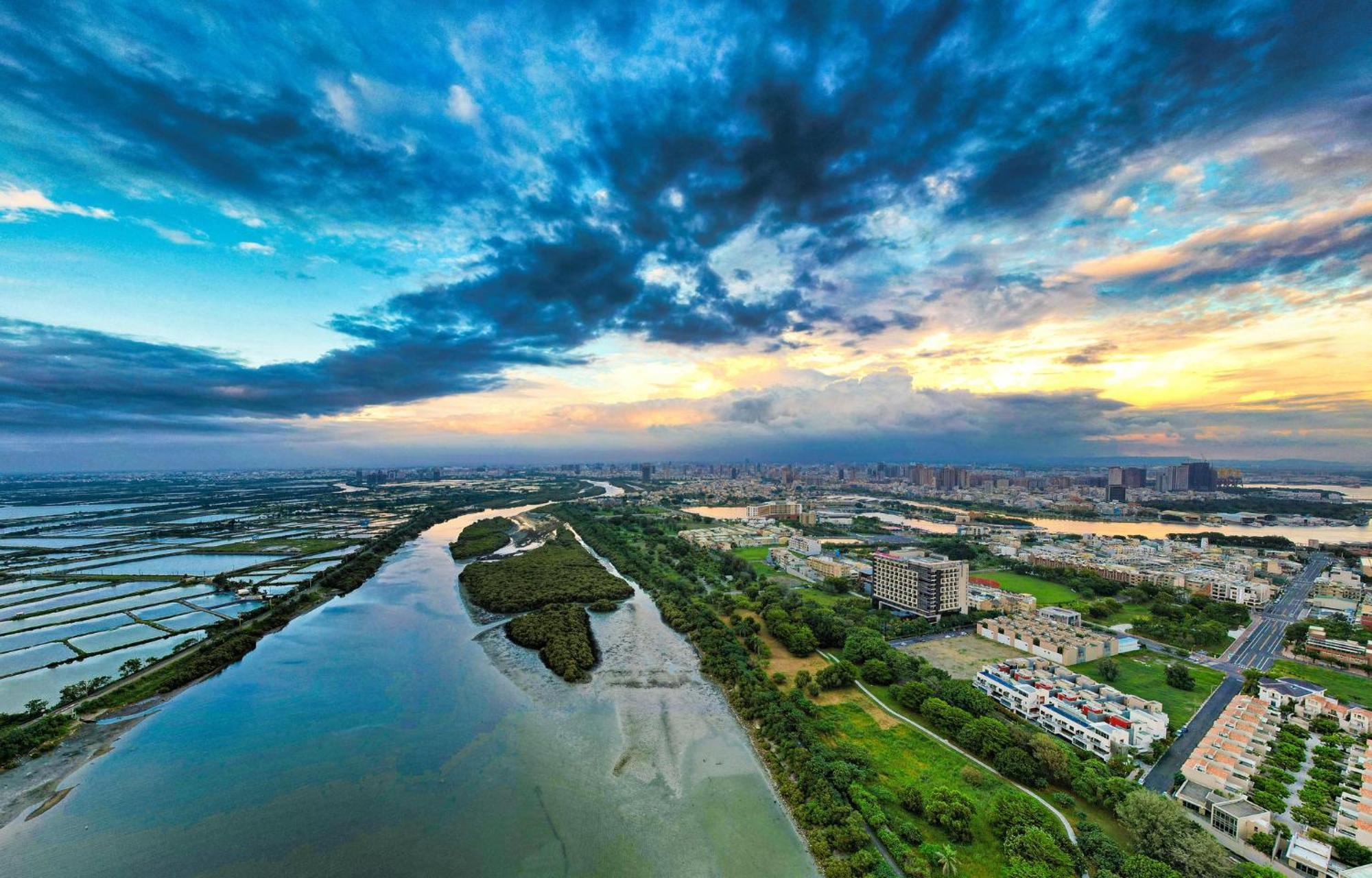 Crowne Plaza Tainan By Ihg Hotel Exterior foto Aerial view of the river