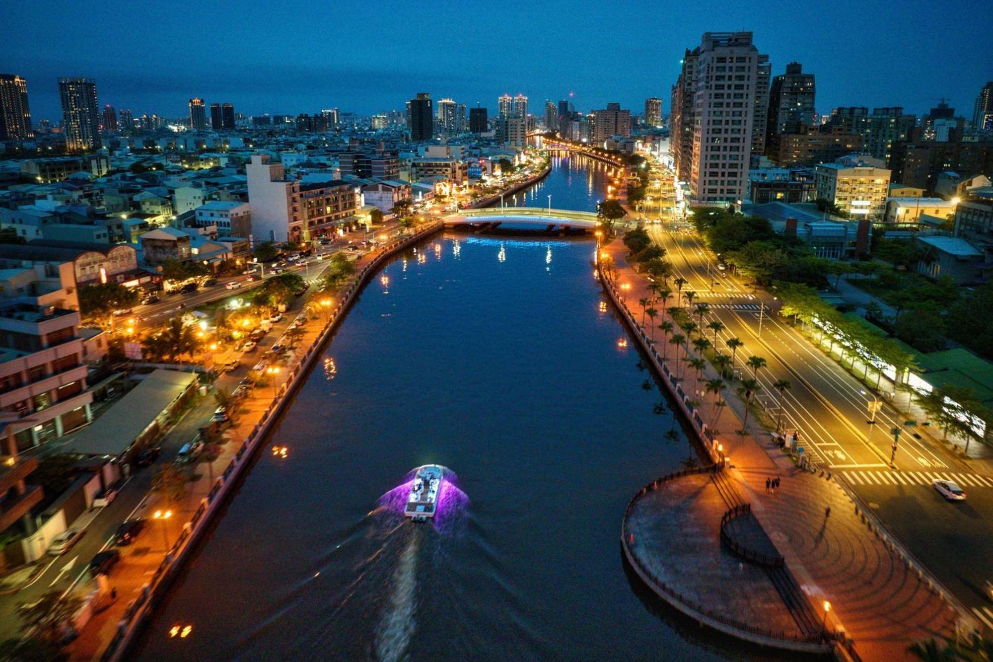 Crowne Plaza Tainan By Ihg Hotel Exterior foto View of the river at night